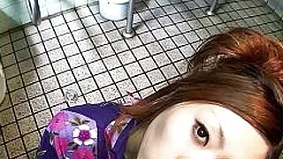 日本传统艺伎少女在日本帮助陌生人，并在公共厕所提供无码口交服务