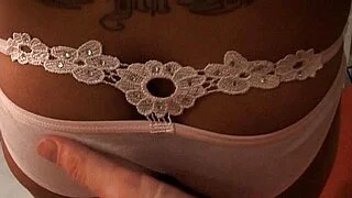 Asyalı güzel Lalaine penis emiyor ve yalıyor.