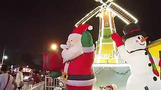 Asyalı genç ve çekici kız arkadaşıyla geçirdiği Noel arifesi çok eğlenceliydi.